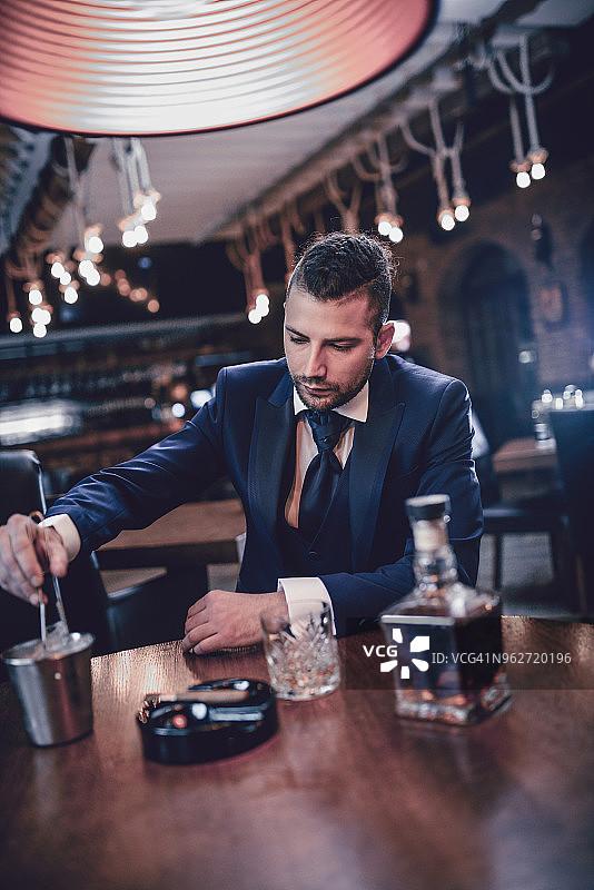 在酒精饮料中加冰块的现代商人图片素材