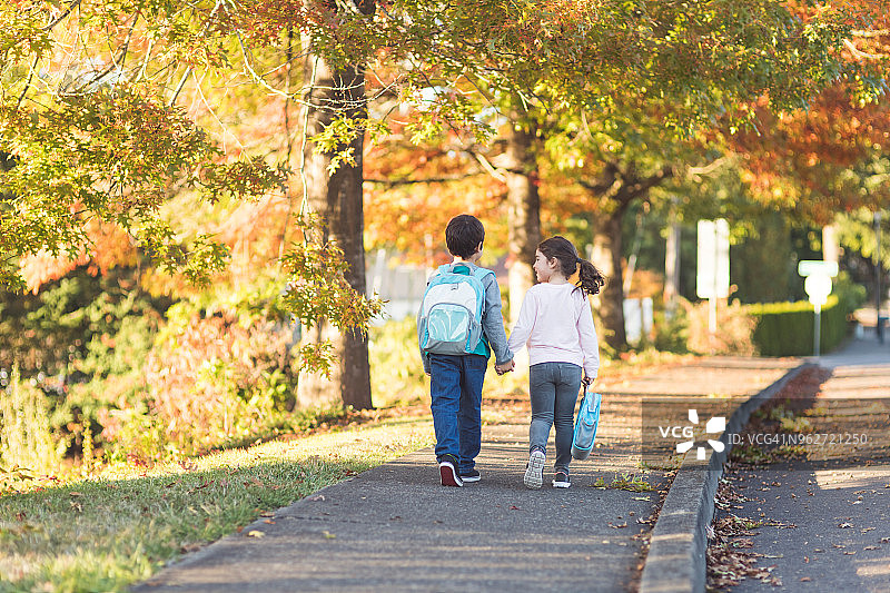 小兄妹手牵手一起上学图片素材