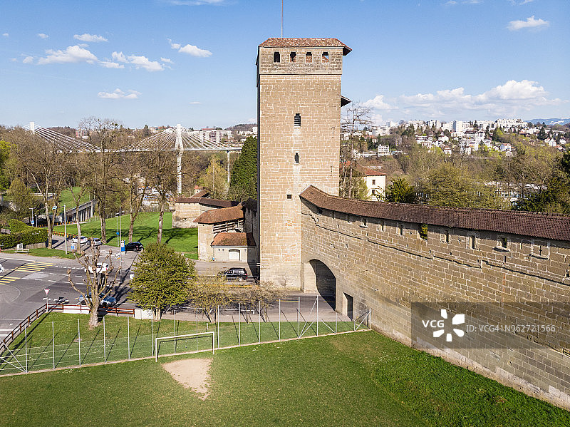 瑞士弗里堡老城入口处的中世纪穆拉特门和防御墙图片素材