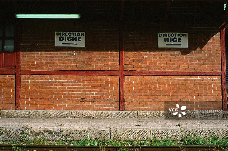 法国上普罗旺斯阿尔卑斯山Entrevaux：普ignes历史列车，Entrevaux站图片素材