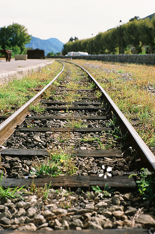 法国上普罗旺斯阿尔卑斯山Entrevaux：普ignes历史列车，Entrevaux站图片素材