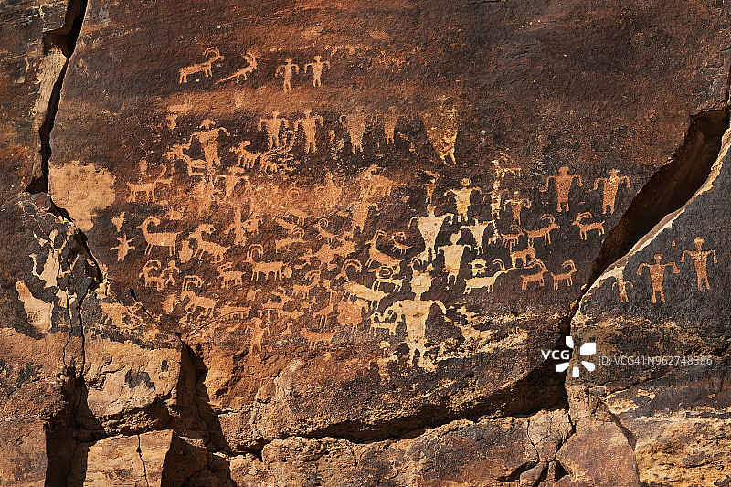 迦南峡谷岩画 - 犹他州沙漠中美国原住民古代岩石艺术图片素材