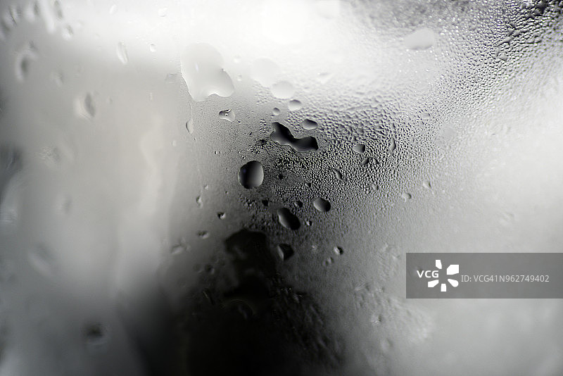 玻璃上的水滴图片素材