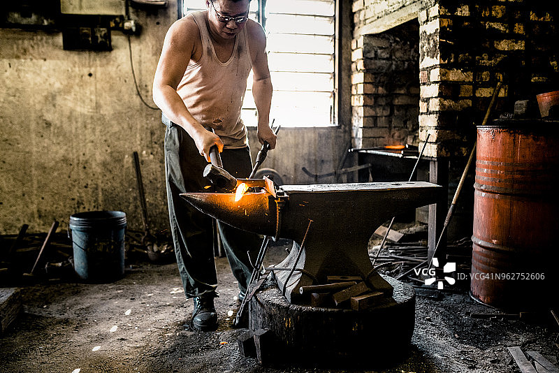 铁匠用锤子塑造铁图片素材