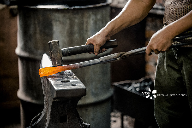 铁匠用锤子塑造铁图片素材