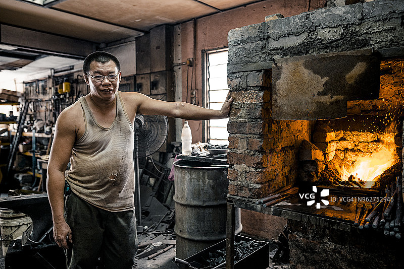 工人加热金属工件图片素材