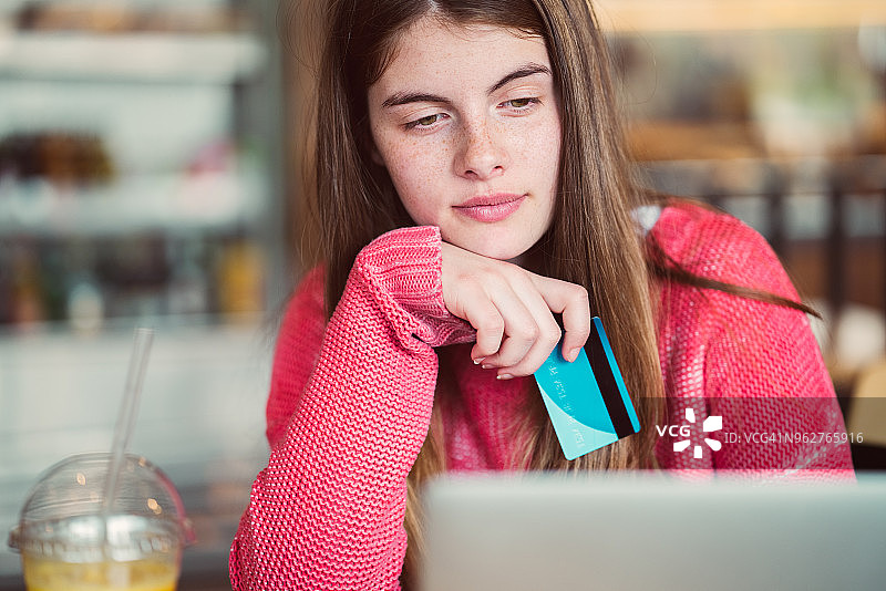 女孩用信用卡在网上购物图片素材