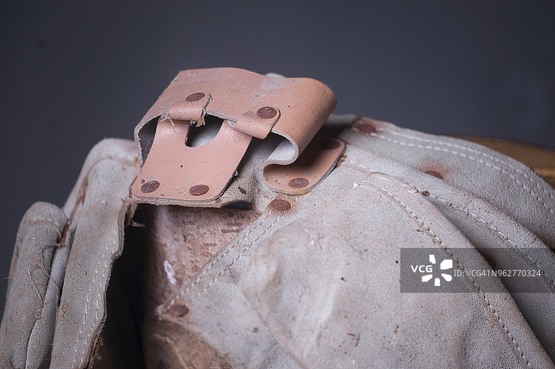 欧洲希腊：皮制工具腰带图片素材