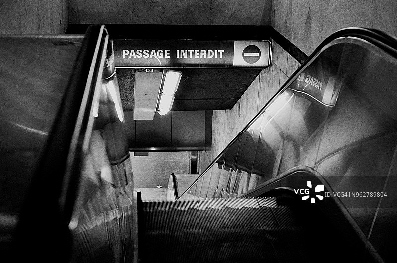 夜晚，人们进入巴黎地铁站图片素材