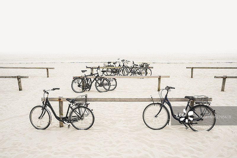 海滩上的自行车图片素材
