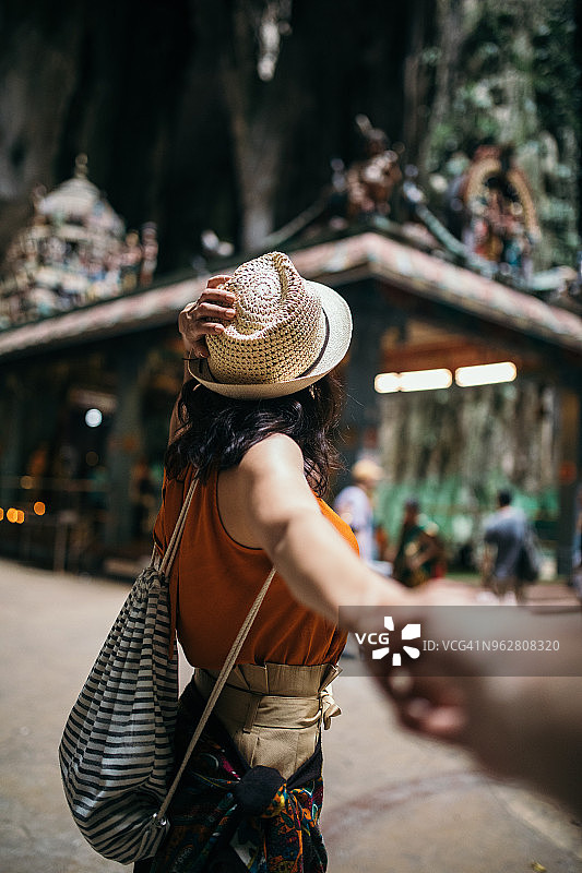 在黑风洞内牵着男人的手的女人图片素材