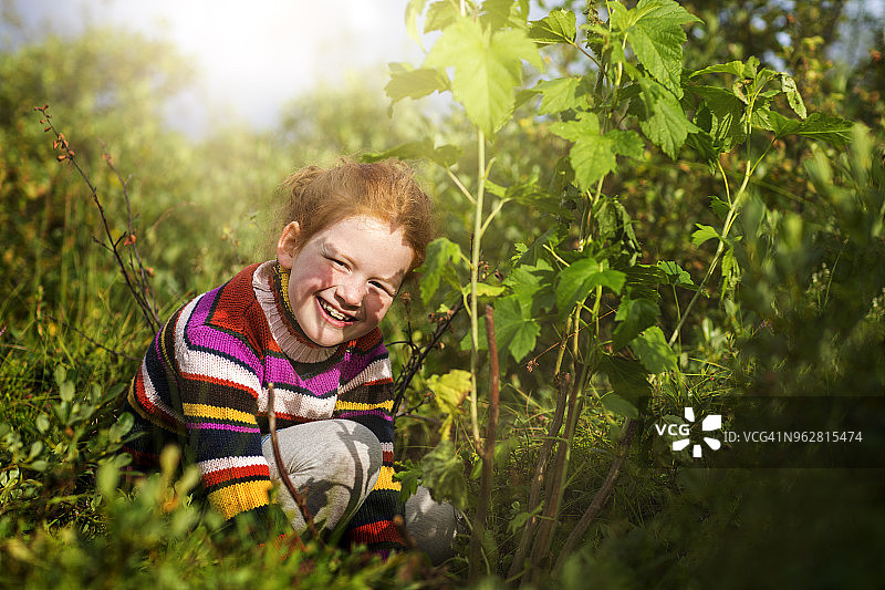 在自然环境中植树的微笑女孩肖像图片素材