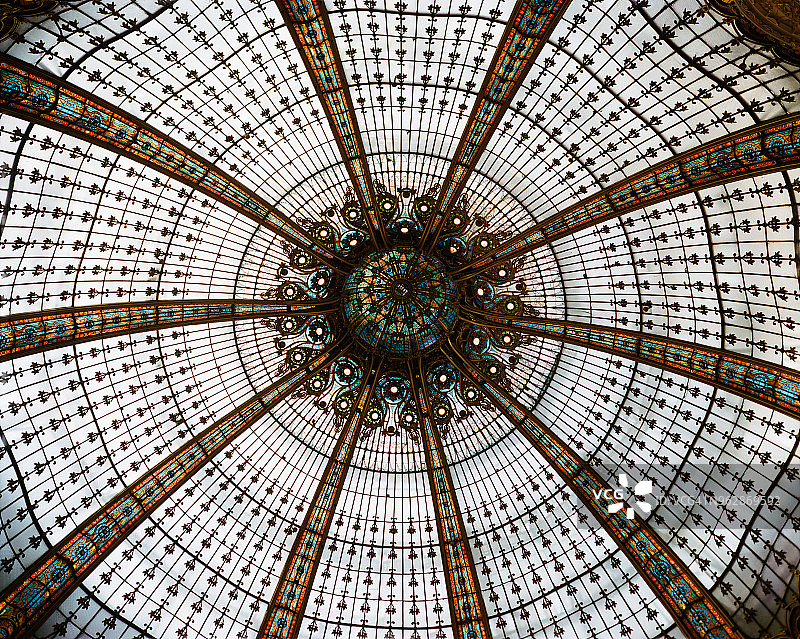 法国巴黎老佛爷百货公司的圆顶中心区域图片素材