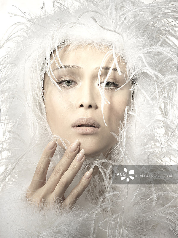 羽毛自然风女孩图片素材