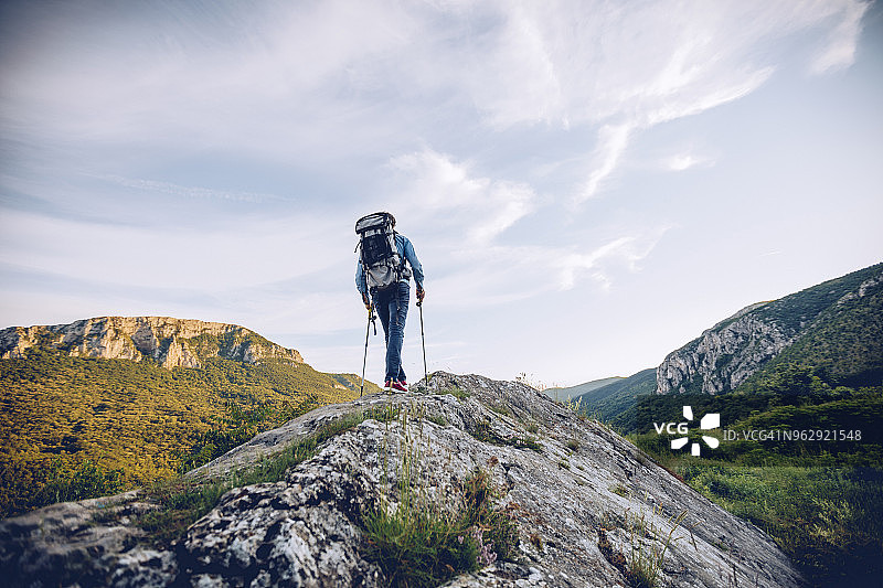 徒步者攀登岩石图片素材