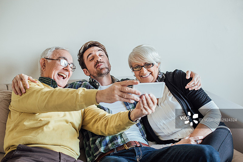 一家人做鬼脸自拍图片素材