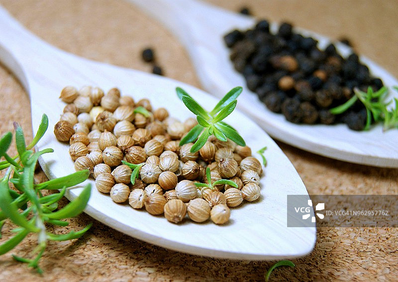 木勺上的谷物辣椒图片素材