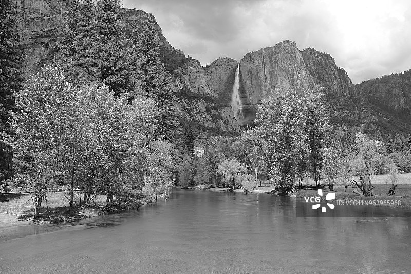 约塞米蒂瀑布黑白照片图片素材