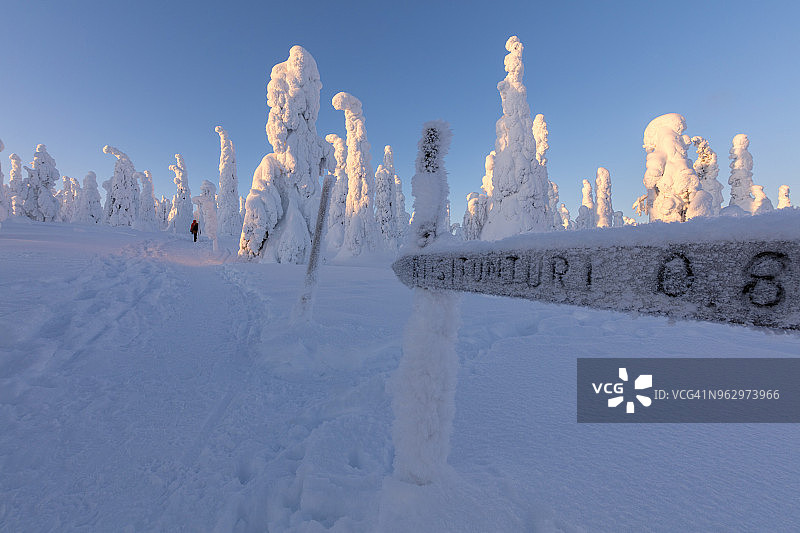 芬兰拉普兰区里西通图里国家公园雪鞋徒步路径标志牌图片素材