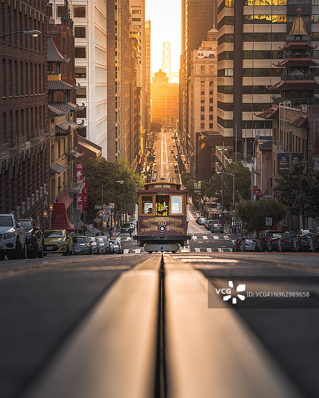 加利福尼亚街缆车对称构图图片素材