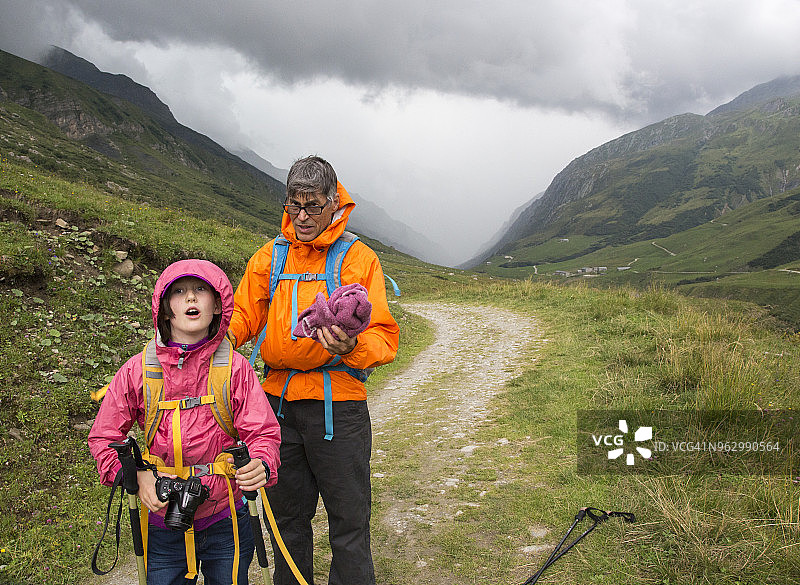父女在法国冰川之城徒步旅行图片素材