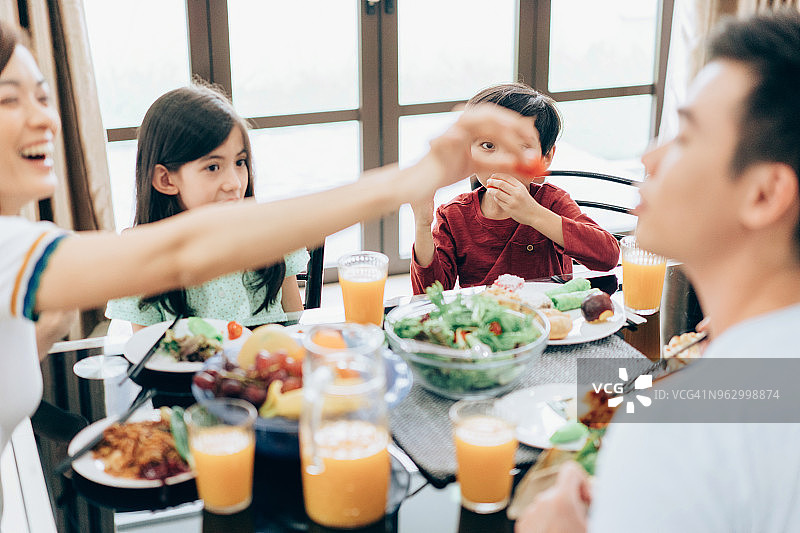 一家人围着美食欢笑图片素材