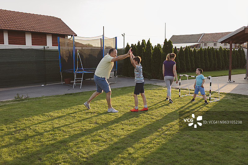 家庭踢足球图片素材
