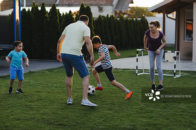 家庭踢足球图片素材