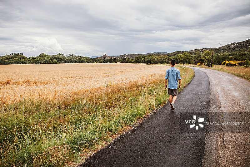 在普罗旺斯行走的人图片素材