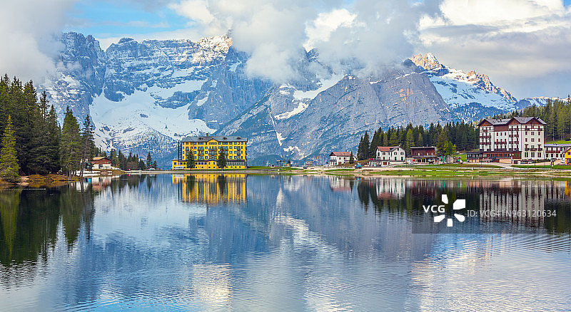 意大利多洛米蒂山脉的米苏拉纳湖图片素材