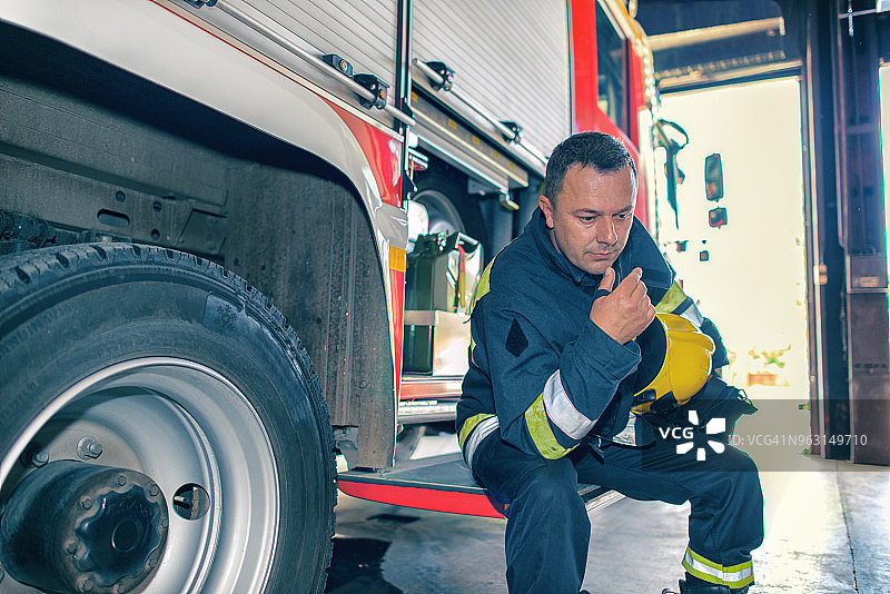 疲惫的消防员图片素材