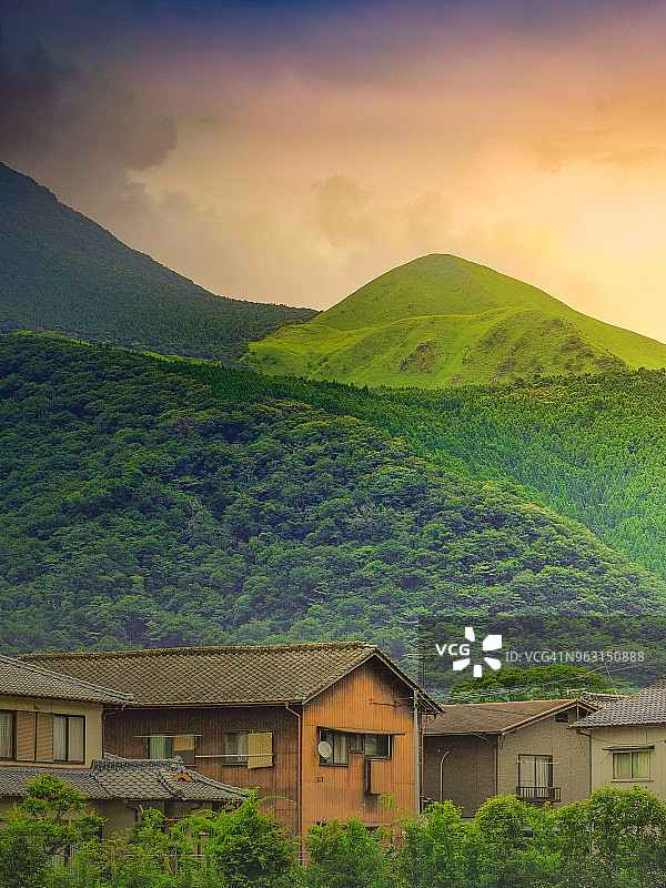 夕阳下以由布岳为背景的日本乡村景色图片素材