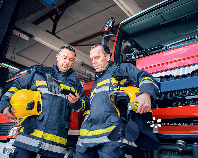 配备无线电装置的消防员图片素材