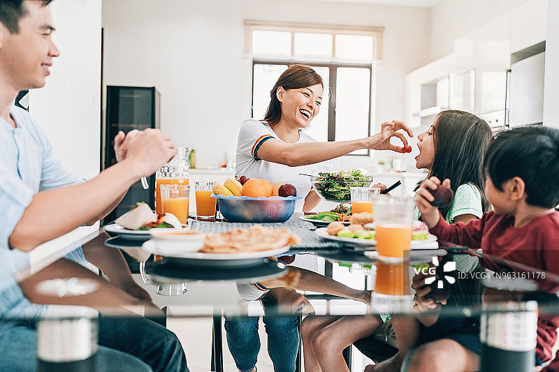母亲给女儿喂水果图片素材
