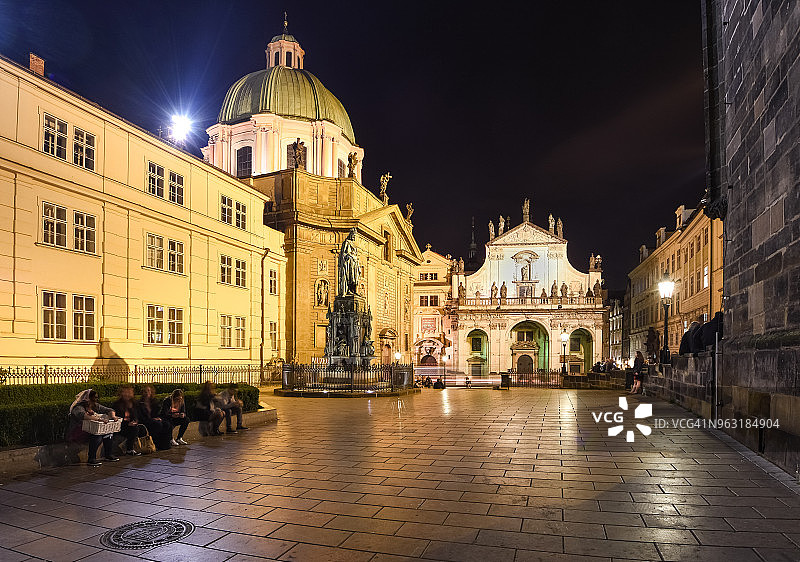 克里佐夫尼克广场的夜景，圣弗朗西斯教堂、圣萨尔瓦多教堂和查理四世雕像在捷克共和国布拉格老城区的夜景中被照亮，这是一个联合国教科文组织遗产地图片素材