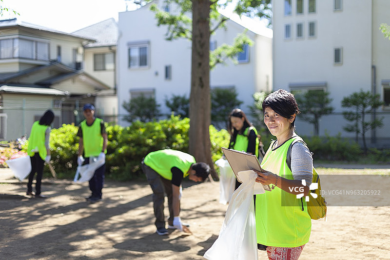 女志愿者团队负责人肖像图片素材