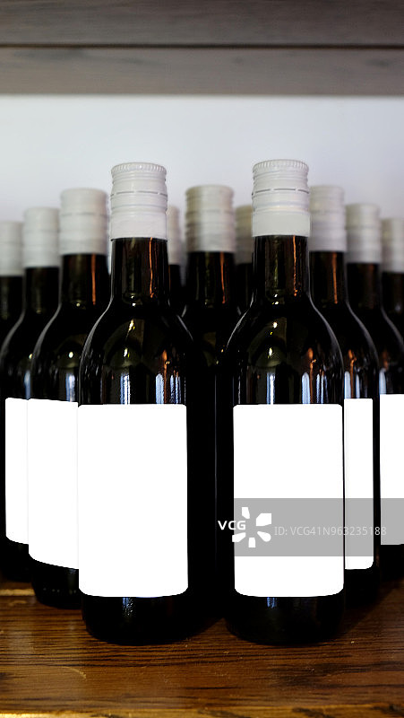 酒类商店中的葡萄酒瓶合集图片素材