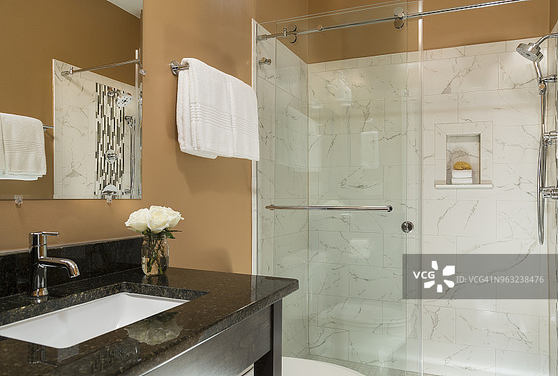 瓷砖现代浴室玻璃淋浴门图片素材