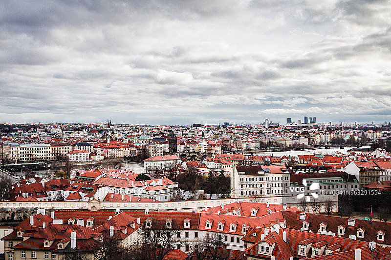 布拉格老城戏剧性天空下的全景图片素材