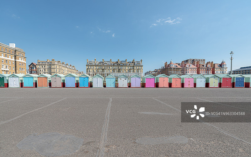 英国霍夫海滨长廊上的一排彩色海滩小屋图片素材