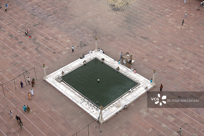 印度老德里贾玛清真寺水池图片素材