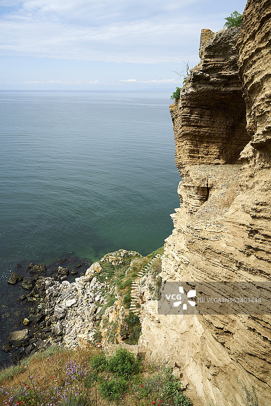 保加利亚北部黑海卡利亚克拉半岛的岩石海岸图片素材