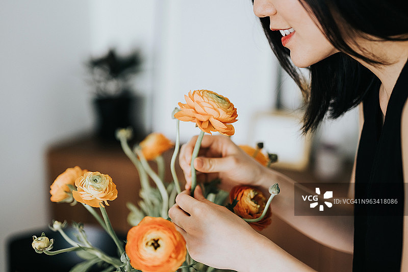 女人在家中插花闻香图片素材