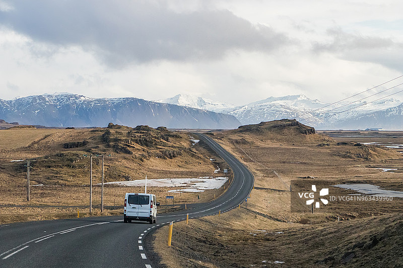 冰岛霍芬：2018年3月5日：游客在1号公路上自驾从冰川泻湖到霍芬市图片素材