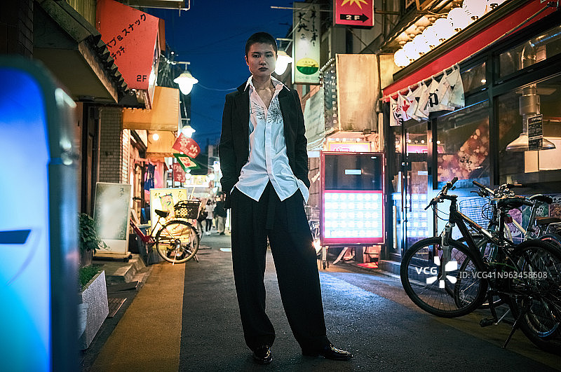 留黑色短发，身穿男士西装的年轻女子肖像图片素材