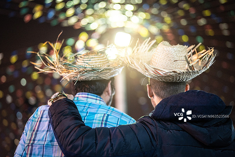 朋友们在著名的巴西Junina派对（Festa Junina）中度过美好时光 - Caipira风格图片素材