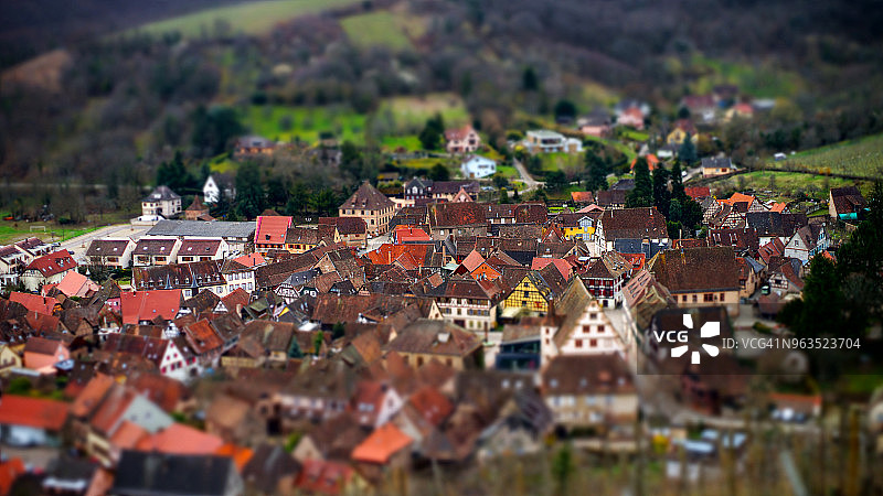法国阿尔萨斯安德洛小镇的倾斜航拍景观图片素材
