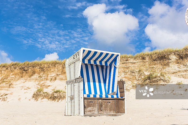 叙尔特岛海滩上的带罩海滩椅图片素材