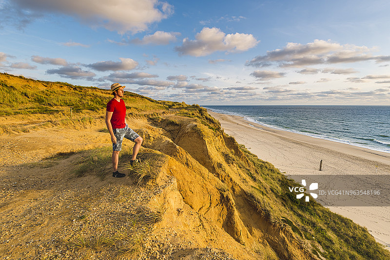 游客欣赏叙尔特岛红崖日落美景图片素材