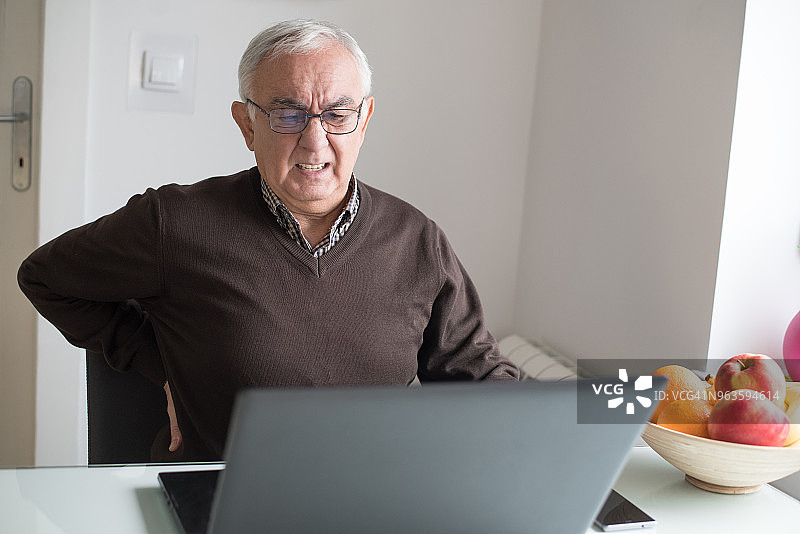背痛的年长男人图片素材